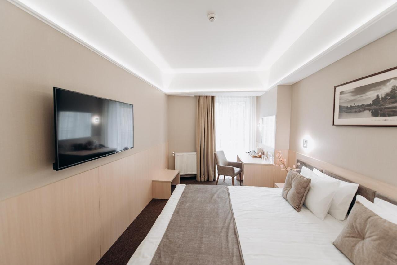 Nota Bene Hotel & Restaurant Lviv Bagian luar foto