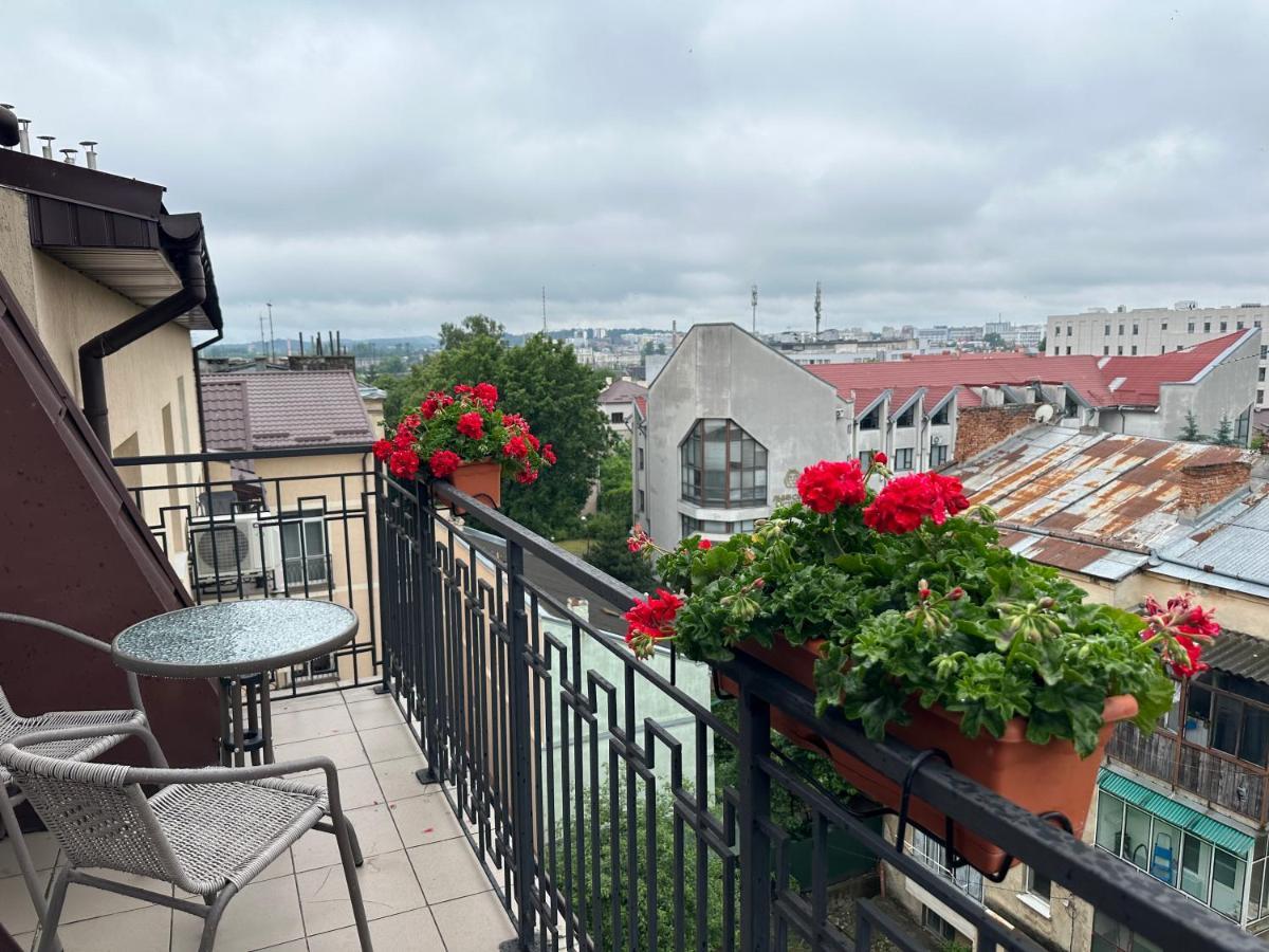 Nota Bene Hotel & Restaurant Lviv Bagian luar foto